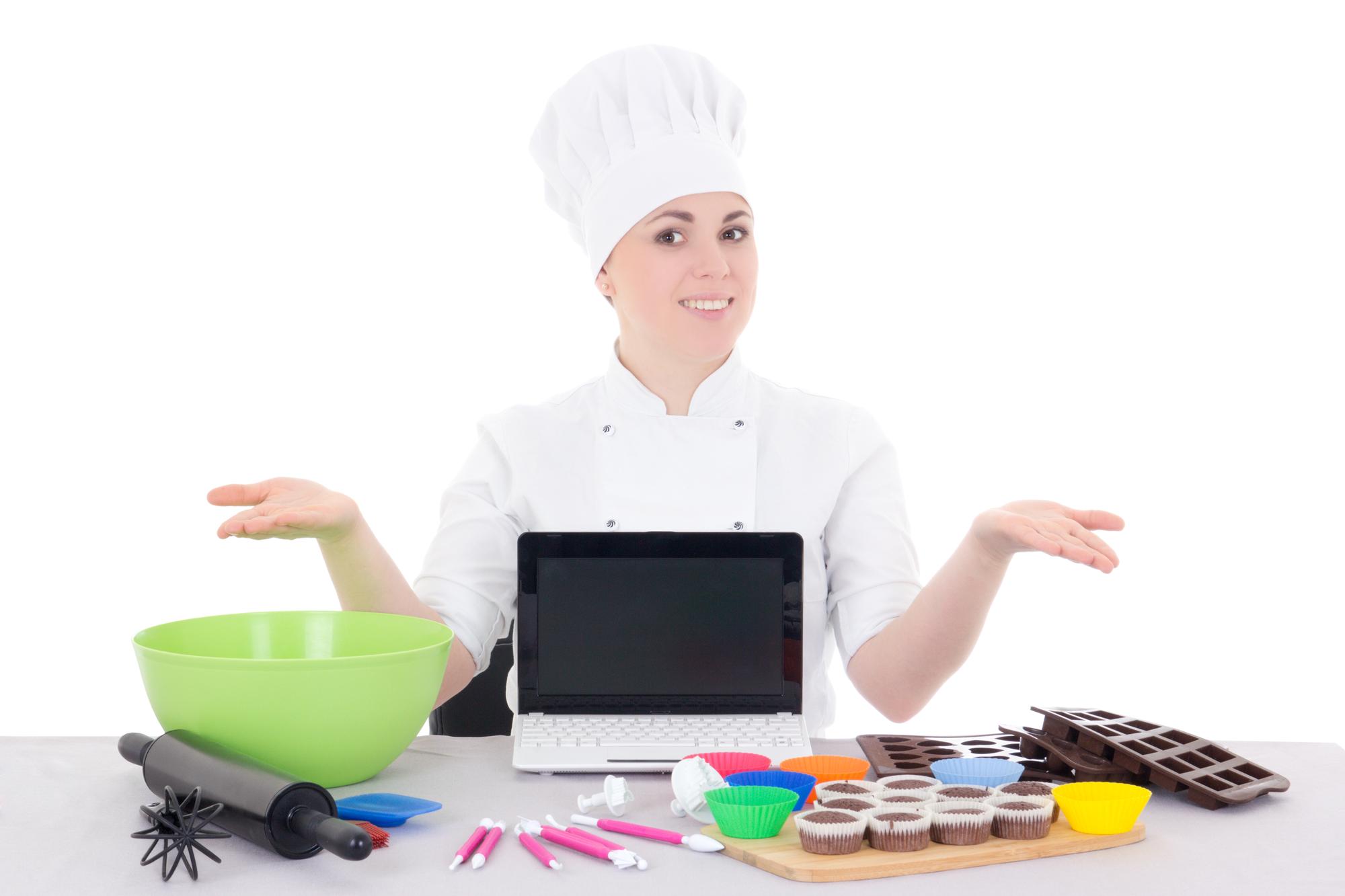 Chef digitale che illustra una ricetta su laptop